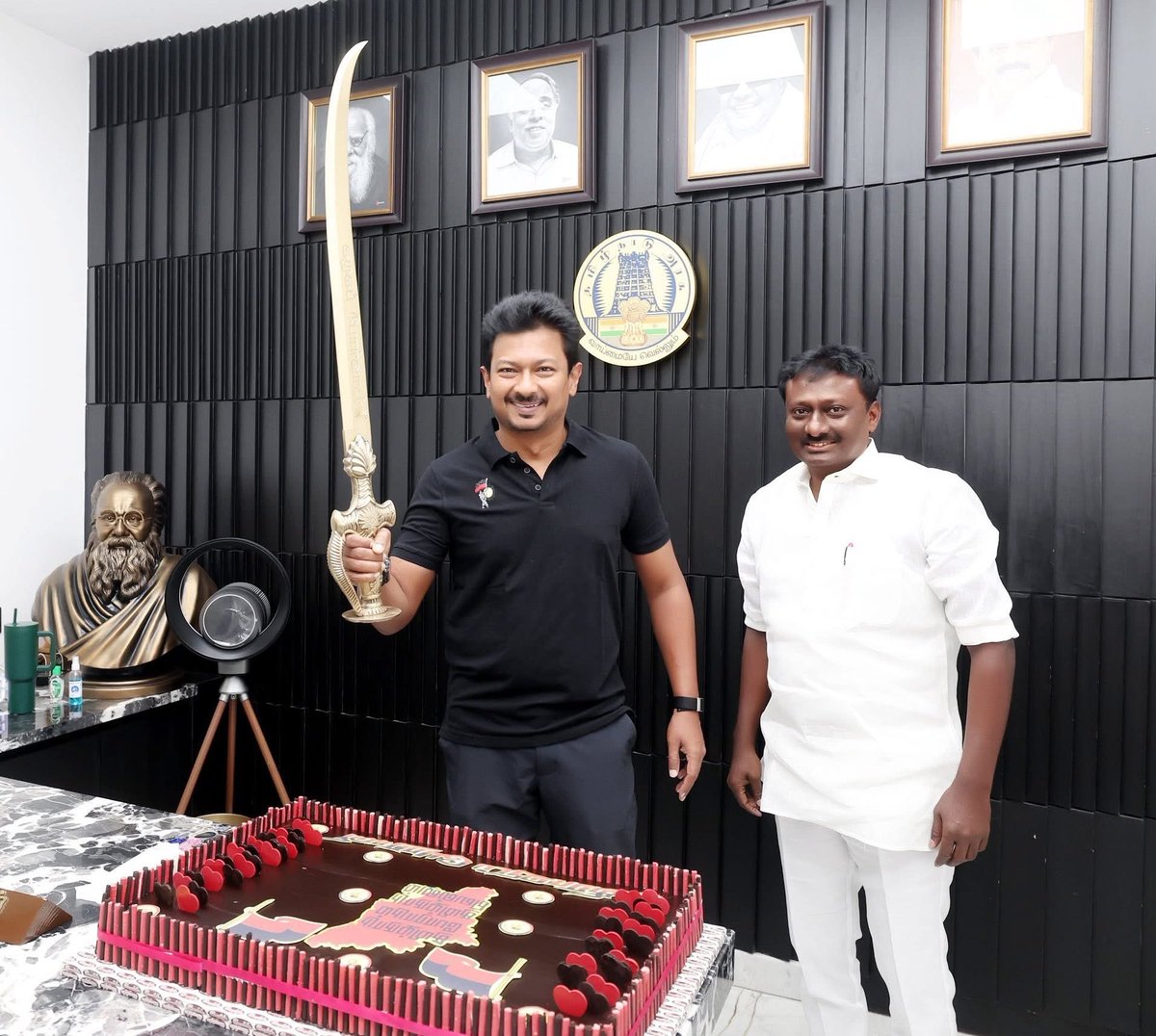 idumbaikarthi's tweet image. இதேபோல பிறந்த நாளுக்கு கேக்குக்கு முன்பு வாளோடு நின்று வேறு யார் புகைப்படத்தை  வெளியிட்டிருந்தாலும் அடுத்த நாள் காலையில் அவர்களைக் காவல்துறை தூக்கியிருக்கும்.

துணை முதல்வருக்கு ஒரு நியாயம்! மற்றவர்களுக்கு ஒரு நியாயமா?

சட்டம் என்ன உங்கப்பன் வீட்டுச்சொத்தா?