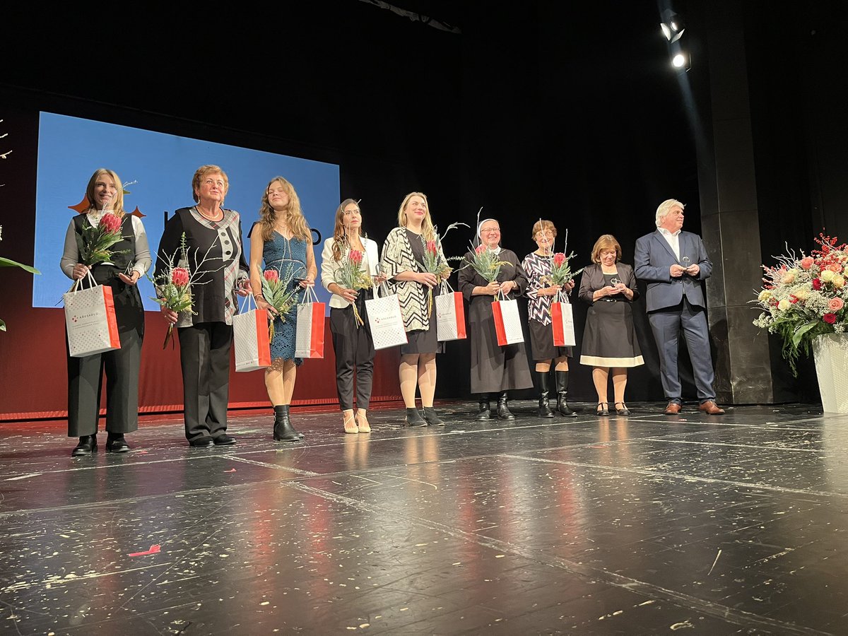 Devět dobrovolnic a dobrovolníků, kteří se rozdávají pro druhé dnes převzalo ocenění Křesadlo 2025 za <a href="/Jihomoravsky_kr/">Jihomoravský kraj</a> 
Třeba Vítězslav Krabička (první zprava) vyrostl v dětském domově, vystudoval práva a teď nezištně pořádá volnočasové aktivity pro děti na Hodonínsku.