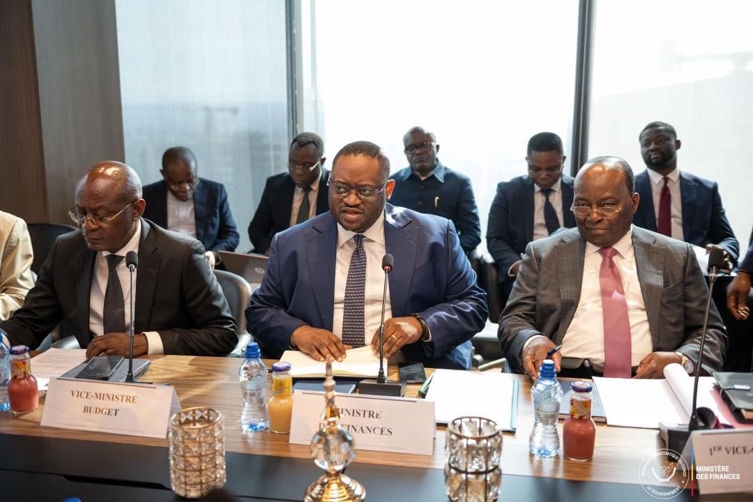 DBeledu's tweet image. #RDC- Finances publiques‼️: Doudou Fwamba @LikundeR mobilise les membres de la Troïka politique autour de la stabilité macroéconomique à l’approche des discussions de la 2ᵉ revue du programme conclu avec le FMI. 

Le Ministre des Finances, Doudou Fwamba Likunde Li-Botayi, a…