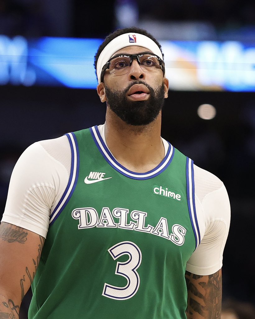 Anthony Davis will make his return tonight against the Lakers, per @ShamsCharania 

This will be his first game back in LA since being traded to Dallas 