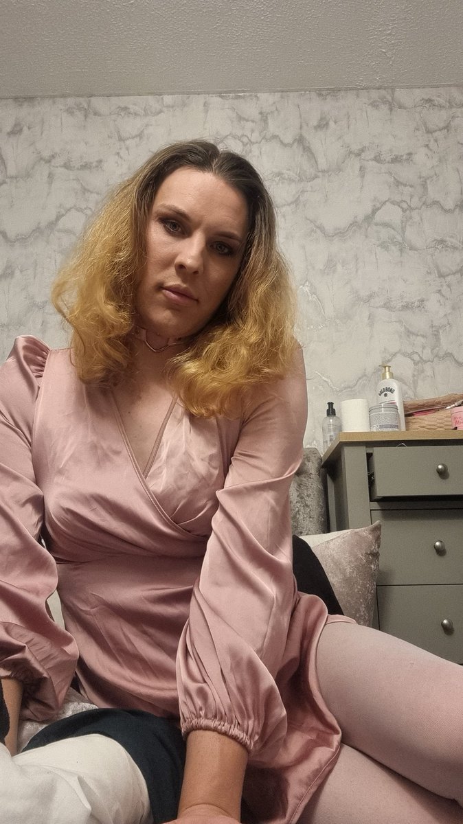RobinXLuna's tweet photo. love when Daddy walks in and does that little smirk
means I did my job right ~  
spent all morning making sure every bow is straight, every gloss is shiny, every inch of me screams “You're a perfect little girl” 🎀💓✨️

#SissyDaughter #GoodGirl #OwnedAndAdored #femboy #sissy https://t.co/WnvoFVDOqX