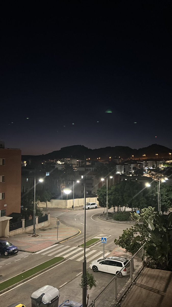 Oye <a href="/pacodelatorrep/">Paco de la Torre</a> en #carlinda no pagamos impuestos y no tenemos derecho a tener luces de navidad? 🫠🫠🫠