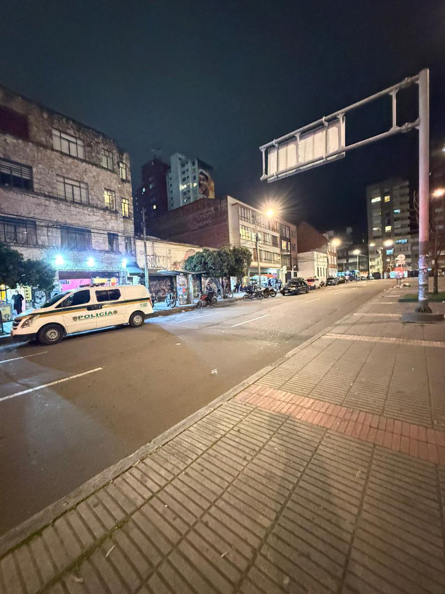 JD_Quinteror's tweet image. ¿Por qué la @PoliciaColombia mira hacia otro lado cuando los mal parqueados invaden el espacio público? En Chapinero, de jueves a domingo, basta pasar por el Parque de los Hippies en la 7 con 60, para ver el desorden total cerca a bares. Cuando la autoridad calla, el caos manda.