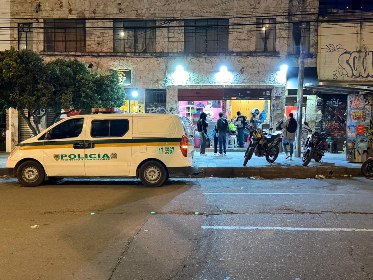 JD_Quinteror's tweet image. ¿Por qué la @PoliciaColombia mira hacia otro lado cuando los mal parqueados invaden el espacio público? En Chapinero, de jueves a domingo, basta pasar por el Parque de los Hippies en la 7 con 60, para ver el desorden total cerca a bares. Cuando la autoridad calla, el caos manda.