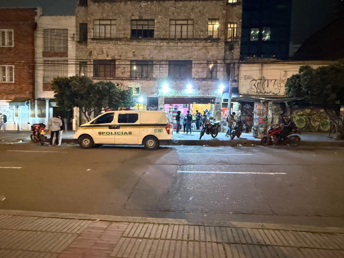 JD_Quinteror's tweet image. ¿Por qué la @PoliciaColombia mira hacia otro lado cuando los mal parqueados invaden el espacio público? En Chapinero, de jueves a domingo, basta pasar por el Parque de los Hippies en la 7 con 60, para ver el desorden total cerca a bares. Cuando la autoridad calla, el caos manda.