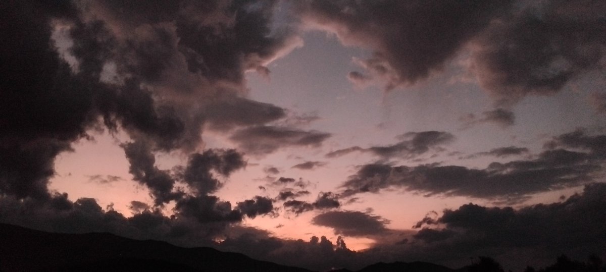 SubutayDesigner's tweet photo. Bugün güzel karesi #fotoraf #gökyüzü #manzara #landscape #photo #sky #nature https://t.co/koReKXraCa