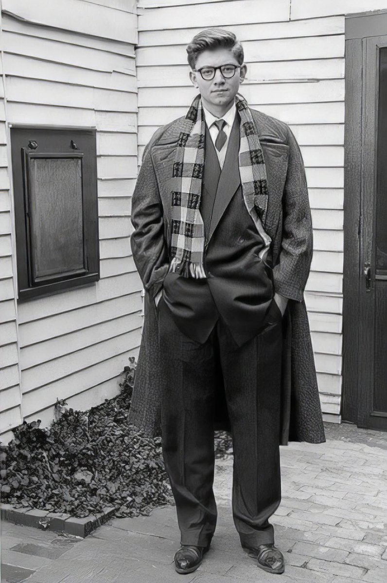 Dünyada genç yaşta (27) profesör ünvanını alan, 60 yıldır çözülemeyen bir matematik kuramını çözerek adını matematik tarihine yazdıran, DNA sarmalının açıklamasını en sağlam şekilde açıklayan, katıldığı tüm konferanslarda iyi derecede İngilizce bilmesine rağmen sunumunu Türkçe