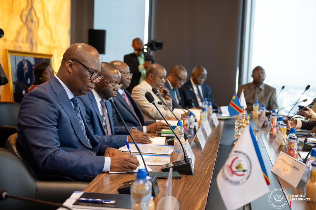 PatrickLokala_'s tweet image. #RDC ! Le Ministre Doudou Fwamba mobilise les membres de la Troïka politique autour de la stabilité macroéconomique à l’approche des discussions de la 2ᵉ revue du programme conclu avec le FMI pour un montant de 300 millions USD

Le Ministre des Finances, Doudou Fwamba Likunde…