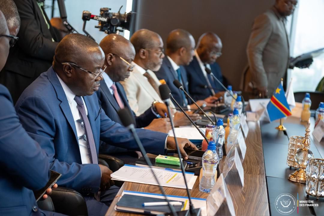 PatrickLokala_'s tweet image. #RDC ! Le Ministre Doudou Fwamba mobilise les membres de la Troïka politique autour de la stabilité macroéconomique à l’approche des discussions de la 2ᵉ revue du programme conclu avec le FMI pour un montant de 300 millions USD

Le Ministre des Finances, Doudou Fwamba Likunde…