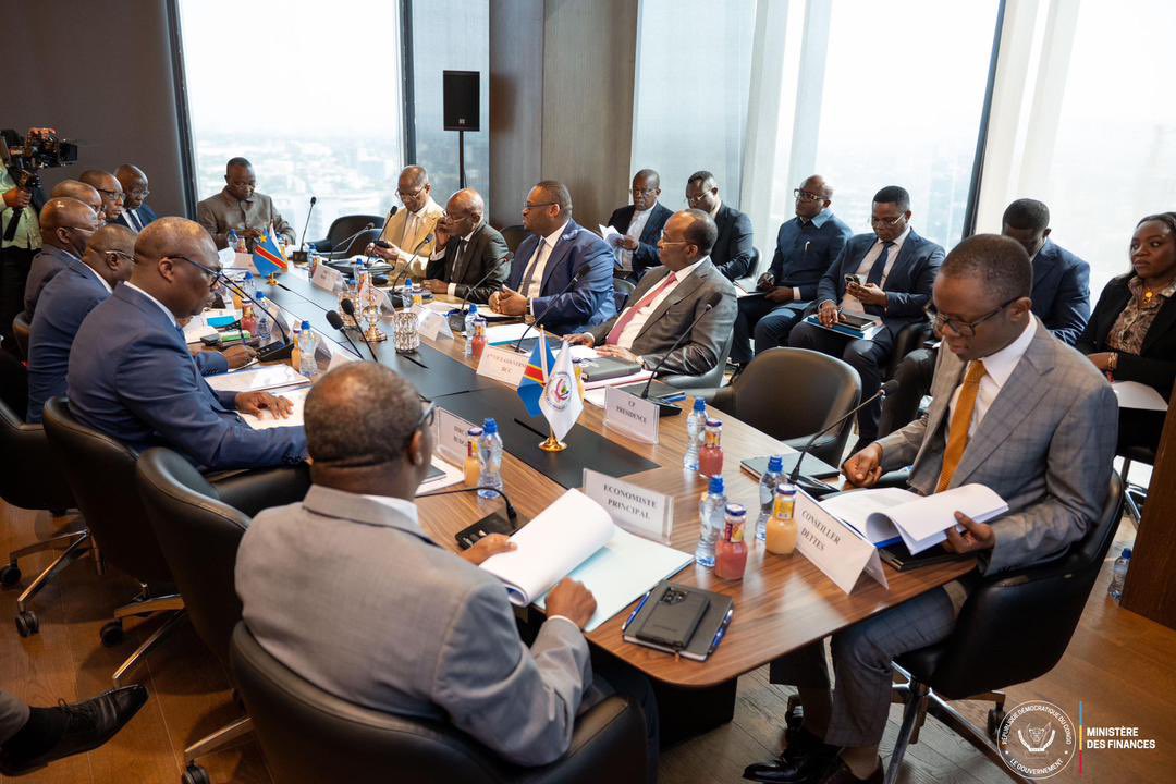 PatrickLokala_'s tweet image. #RDC ! Le Ministre Doudou Fwamba mobilise les membres de la Troïka politique autour de la stabilité macroéconomique à l’approche des discussions de la 2ᵉ revue du programme conclu avec le FMI pour un montant de 300 millions USD

Le Ministre des Finances, Doudou Fwamba Likunde…
