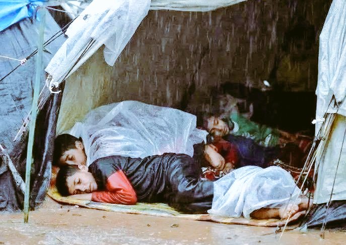 لا يليق بأي عربي أن يفاخر بأمجاده، ويتحدث عن حضارة وقيم وثقافة وتاريخ، وهؤلاء الأطفال العرب يفترشون الأرض في عز الشتاء ويلتحفون السماء وينامون وسط الماء تحت زخات المطر .
ومن التفاهة الحديث عن قوات مسلحة عربية وأنظمة وزعماء عرب، والجميع عاجزون عن إنقاذ هؤلاء ببطانية وملابس شتوية