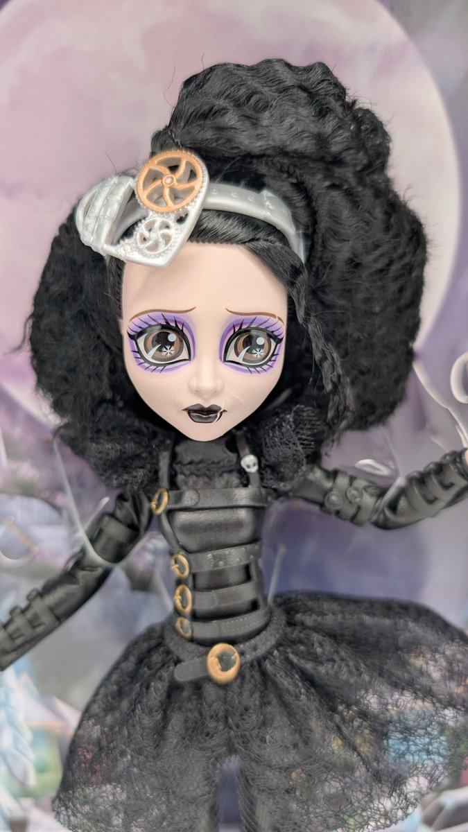 SeeingMount's tweet image. First IRL pictures of the Monster High Edward Scisorhands Skullector Doll