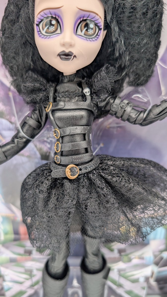 SeeingMount's tweet image. First IRL pictures of the Monster High Edward Scisorhands Skullector Doll
