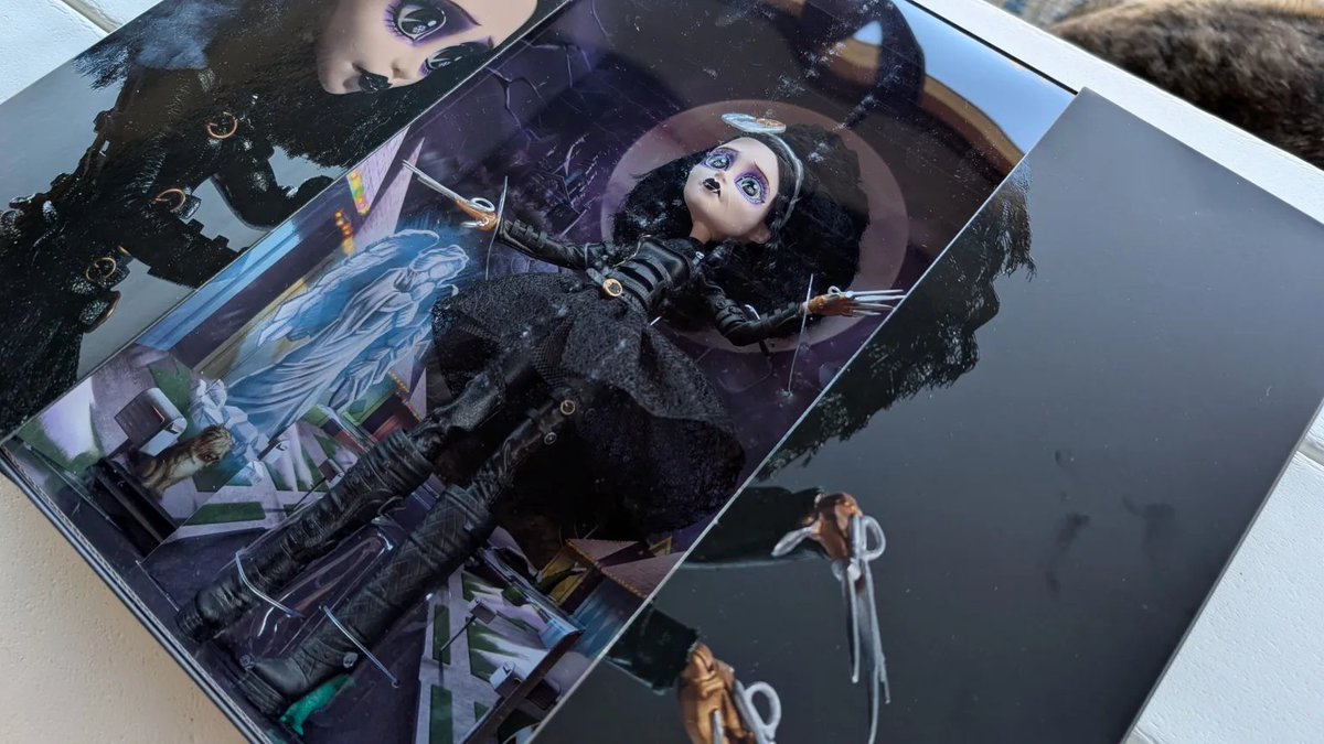 SeeingMount's tweet image. First IRL pictures of the Monster High Edward Scisorhands Skullector Doll