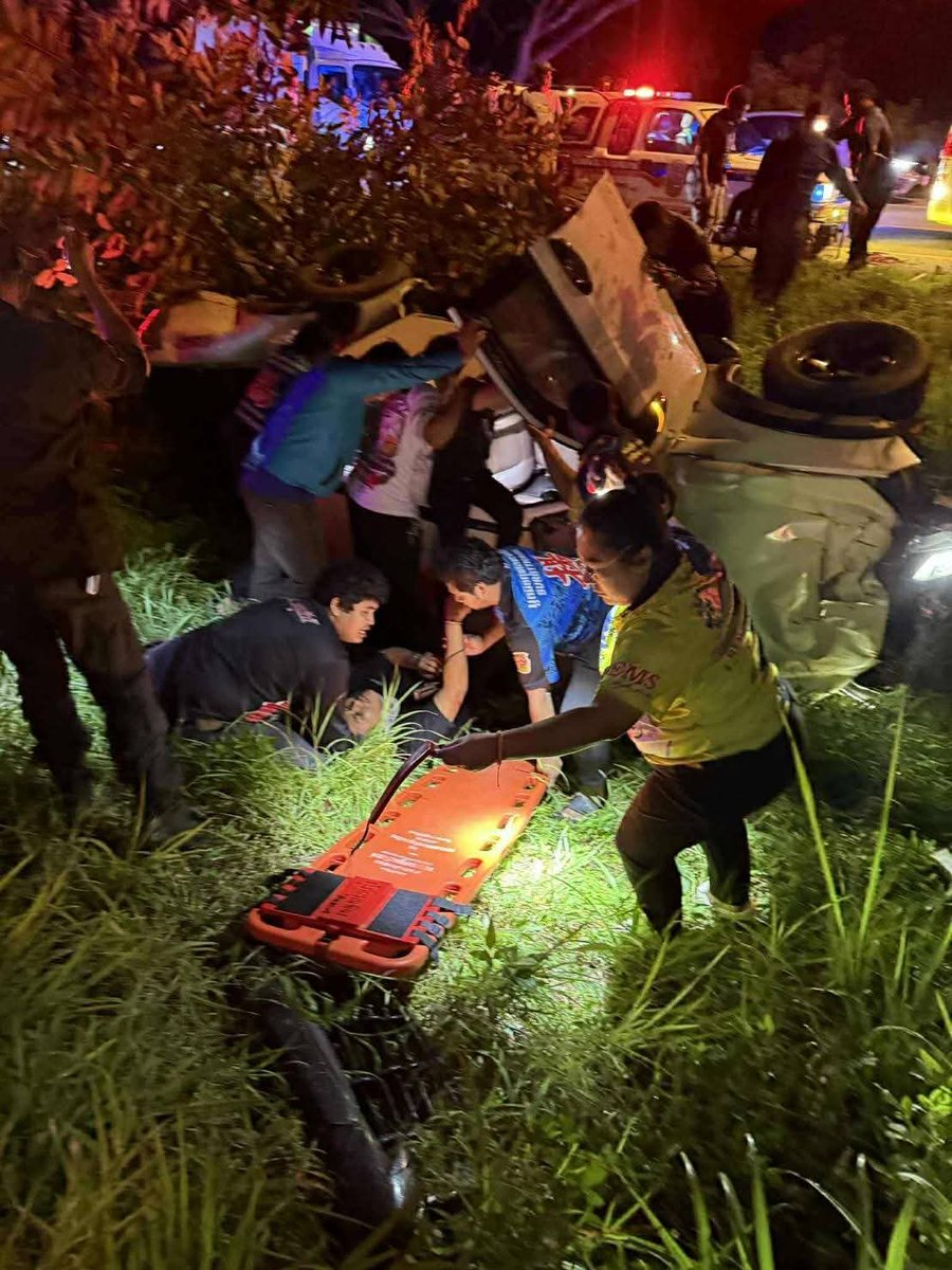 sirotek's tweet image. ด่วน! ทีมกู้ภัยจากจังหวัดเชียงใหม่ประสบอุบัติเหตุรถคว่ำตกข้างทาง หลังจากไปช่วยงานน้ำท่วมที่จังหวัดสงขลา เจ้าหน้าที่อาการสาหัส อีกหนึ่งคนขาไม่รู้สึก เบื้องต้นรถยนต์และเจ็ทสกีที่นำไปช่วยน้ำท่วมเสียหาย 

&quot;บุ๋ม ปนัดดา&quot; ให้ข้อมูลกับผมเพิ่มเติมว่าเป็นรถคันที่ช่วยบุ๋มพาเด็ก 3 เดือนไปส่ง…