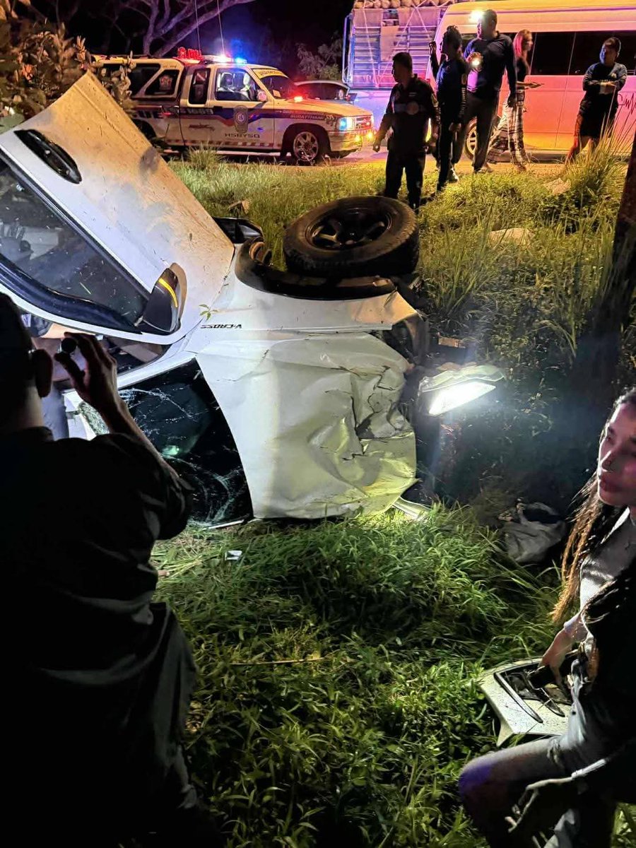 sirotek's tweet image. ด่วน! ทีมกู้ภัยจากจังหวัดเชียงใหม่ประสบอุบัติเหตุรถคว่ำตกข้างทาง หลังจากไปช่วยงานน้ำท่วมที่จังหวัดสงขลา เจ้าหน้าที่อาการสาหัส อีกหนึ่งคนขาไม่รู้สึก เบื้องต้นรถยนต์และเจ็ทสกีที่นำไปช่วยน้ำท่วมเสียหาย 

&quot;บุ๋ม ปนัดดา&quot; ให้ข้อมูลกับผมเพิ่มเติมว่าเป็นรถคันที่ช่วยบุ๋มพาเด็ก 3 เดือนไปส่ง…