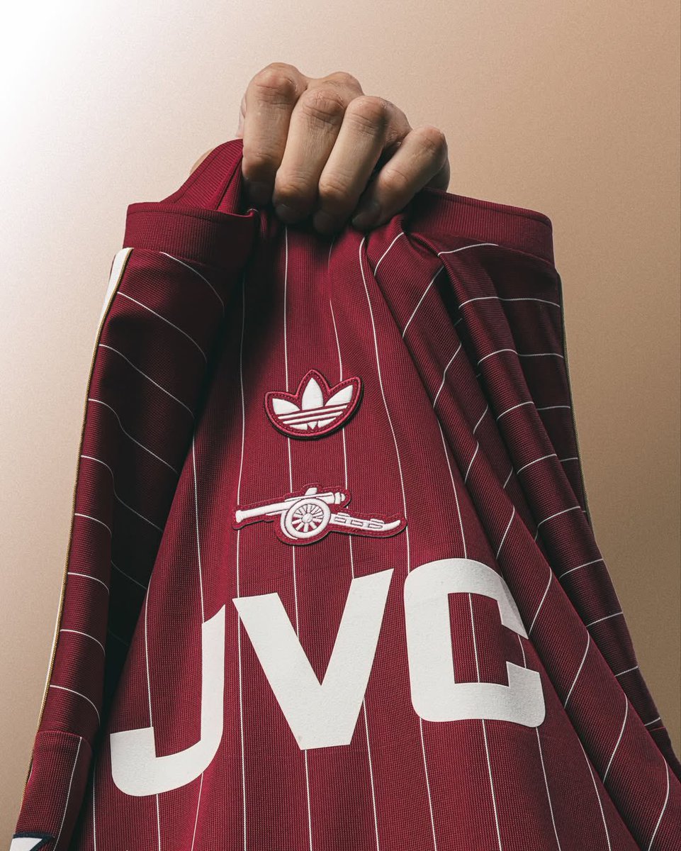 NoteSphere's tweet image. Easily the hardest custom Arsenal jersey.