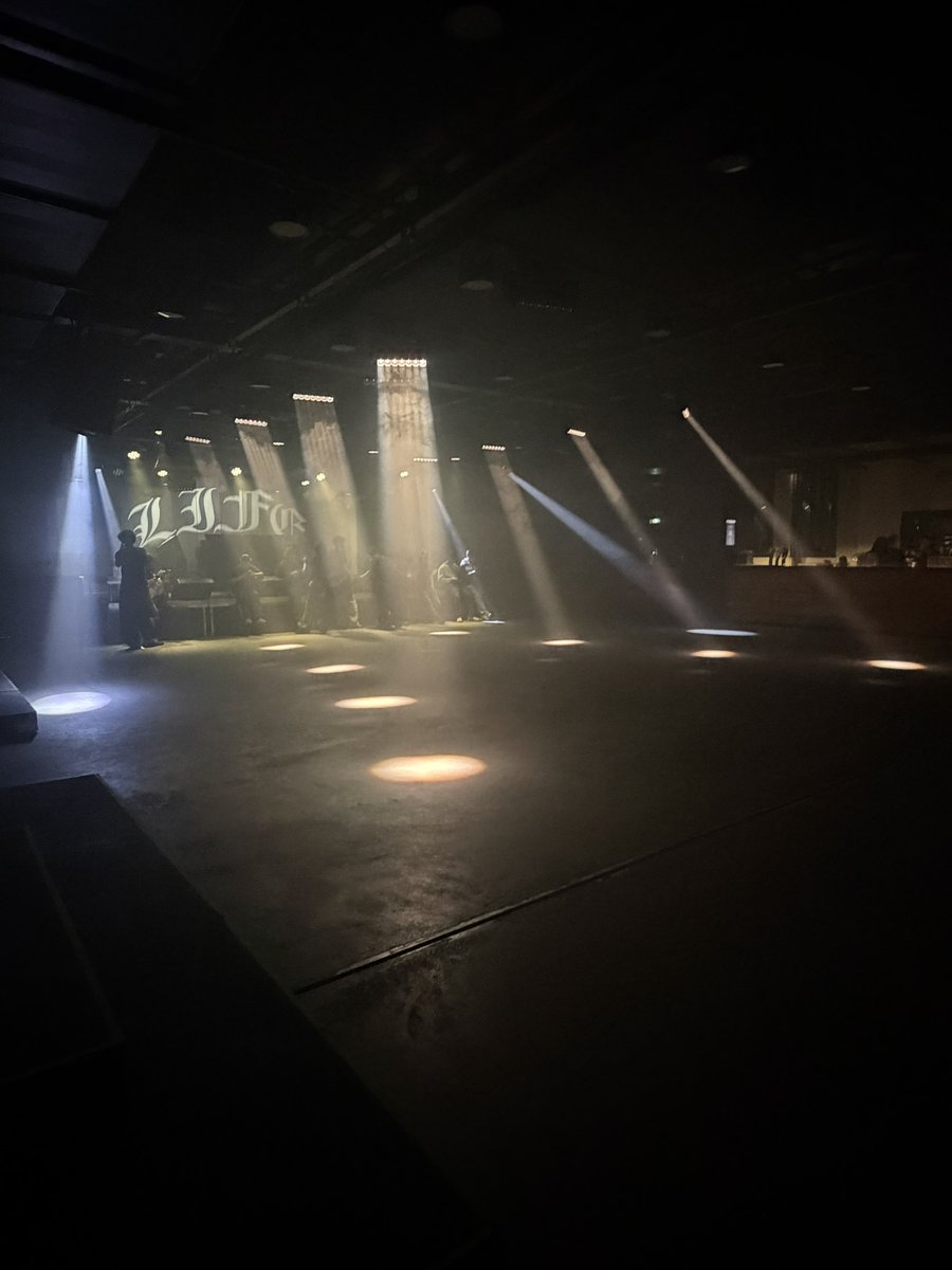 chvrmx's tweet photo. Ptdr j’me suis dis jv venir 1h en avance avec la queue mais tu parles ya rien ici c’est direct #lifetour #realo https://t.co/8C3HmHRgJP