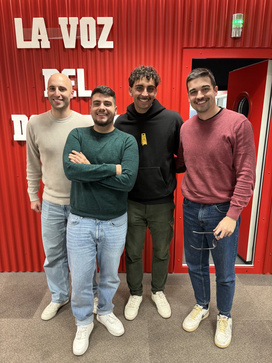Kevin_8CD's tweet photo. ¡ Qué suerte poder disfrutar de la  Pizarra de Quintana en directo! El mejor programa de radio deportiva del momento 😉
Pd: Siento que hayas huido @migquintana de los consejos Fantasy, prepara los cafés de aquí a final de temporada…
@AdrianBlanco_ @nahuelmirandada @AlexDeLlano https://t.co/rYNX02TPYI