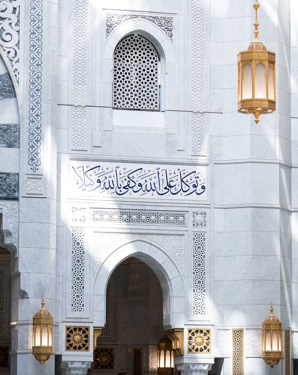 "فوّض لمن وسِعَت ألطافهُ أُمَما
نِعم الوكيلُ ونعم العونُ والمَددُ"