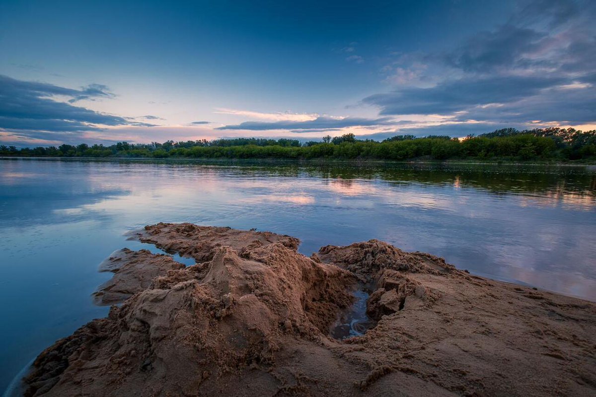 DocAtCDI's tweet image. Enjoy #OurEarthPorn!
(Steal This Hashtag for your own &amp;amp; join the community of Nature Addicts! )

Last light over Vistula river [OC][1600x1067] 
Photo Credit: michalsqi 
.