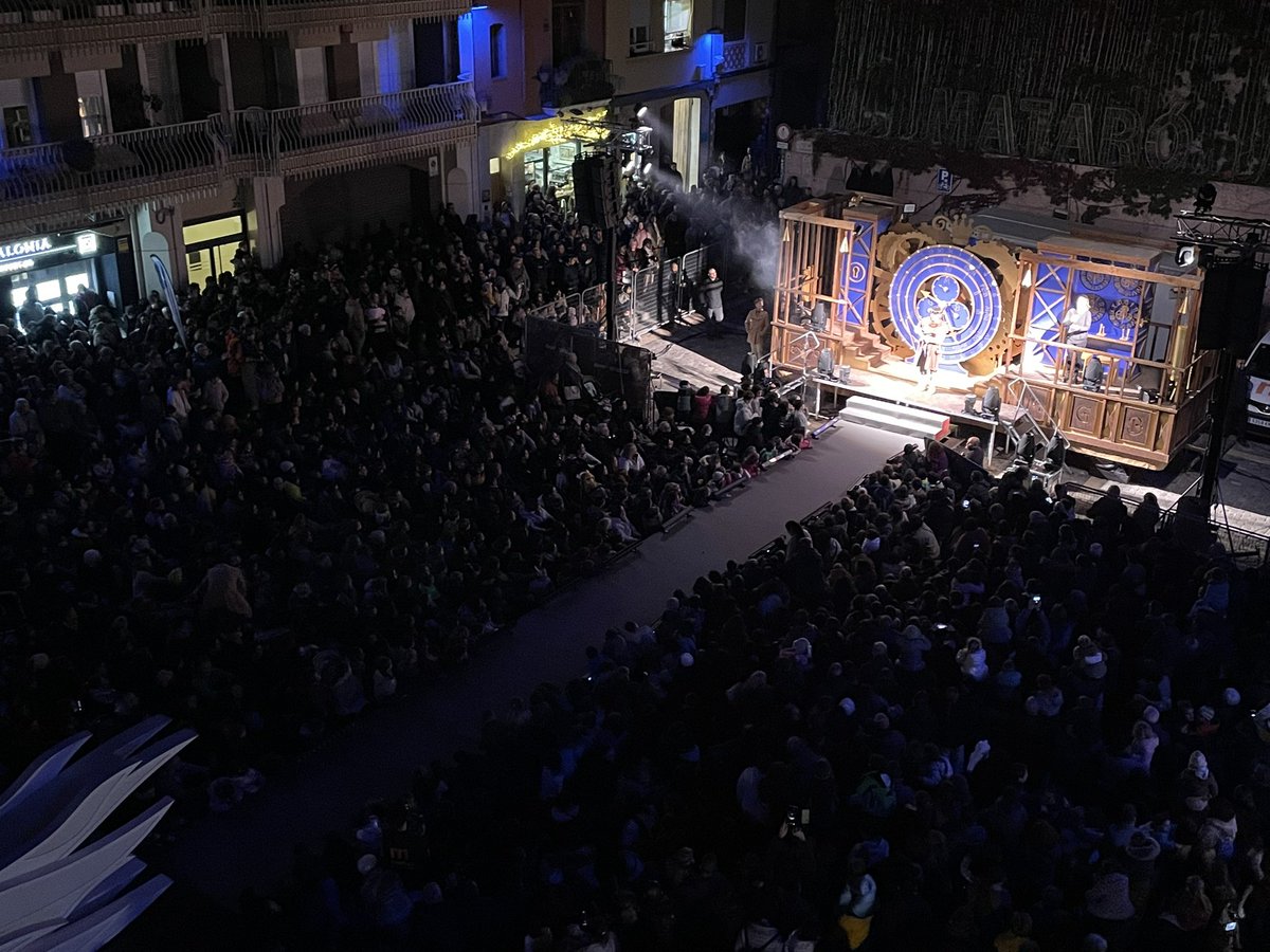 matarocat's tweet photo. A la plaça de l'Ajuntament, plena de gom a gom, ja ha començat l'acte oficial d'#encesa de l'#enllumenat de Nadal de #Mataró, amb en Tempus i en Tic -Tac, dos dels personatge de la Cavalcada de Ses Majestats els Reis d'Orient https://t.co/c1AUtRs73l