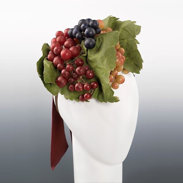 TheVFG's tweet image. When Elsa Schiaparelli turned to Surrealism for inspiration, everyday objects became couture and humor became high fashion. These cocktail hats from fall 1939 are perfect examples.
Brooklyn Museum Costume Collection at The Metropolitan Museum of Art, Gift of the Brooklyn Museum.