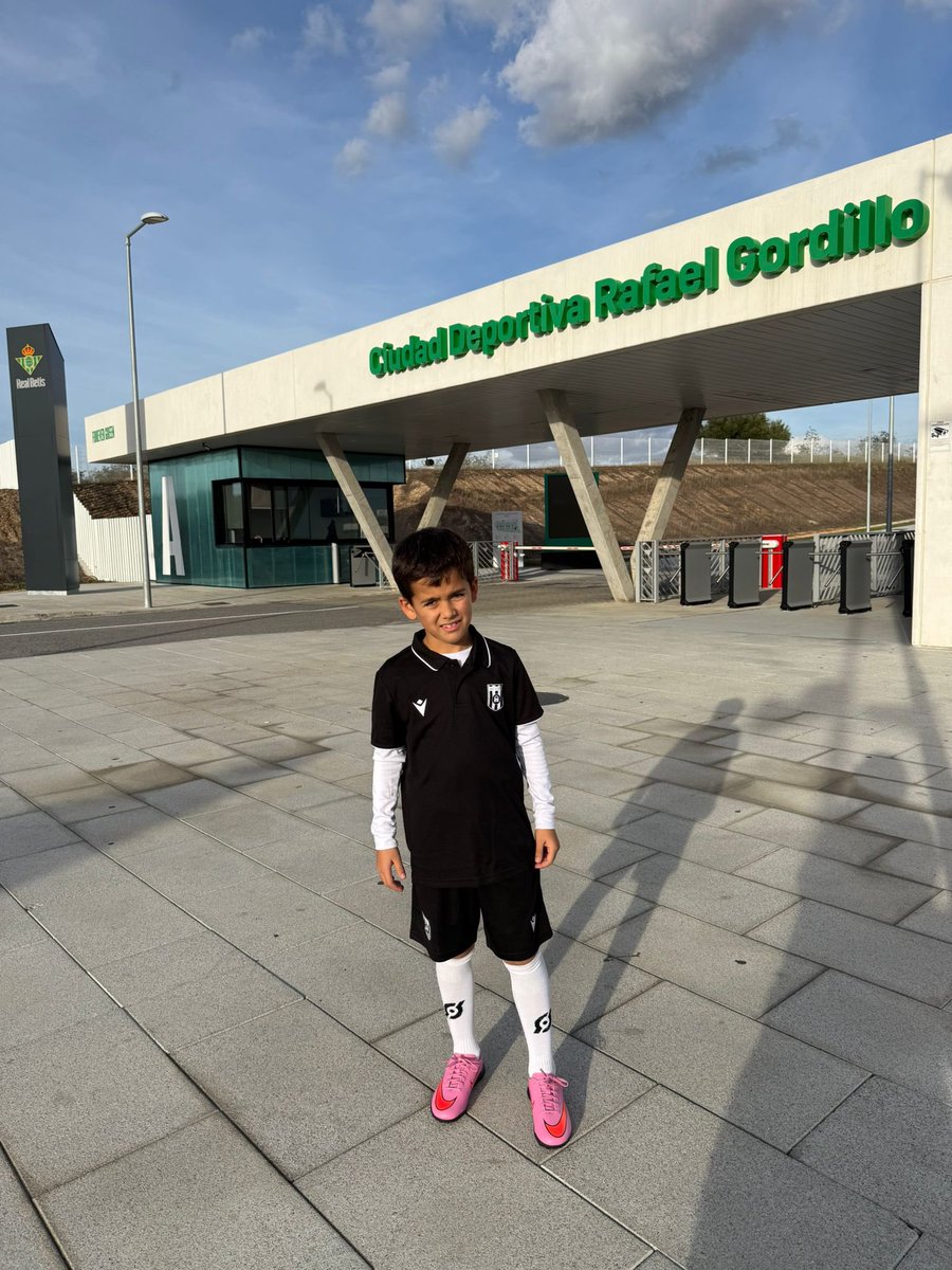 Nuestro Prebenjamín Pablo ha acudido a un entrenamiento con el Real Betis 

👏🏽 ¡Enhorabuena Romano!