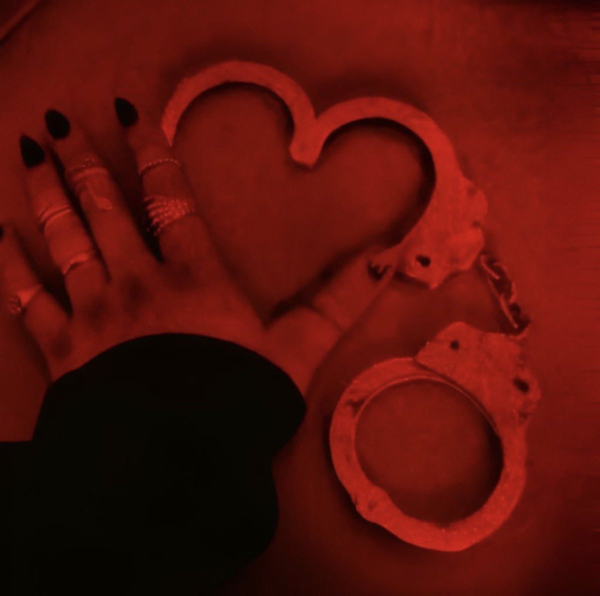 Morning, Dark Ones
Happy Friday ❤︎