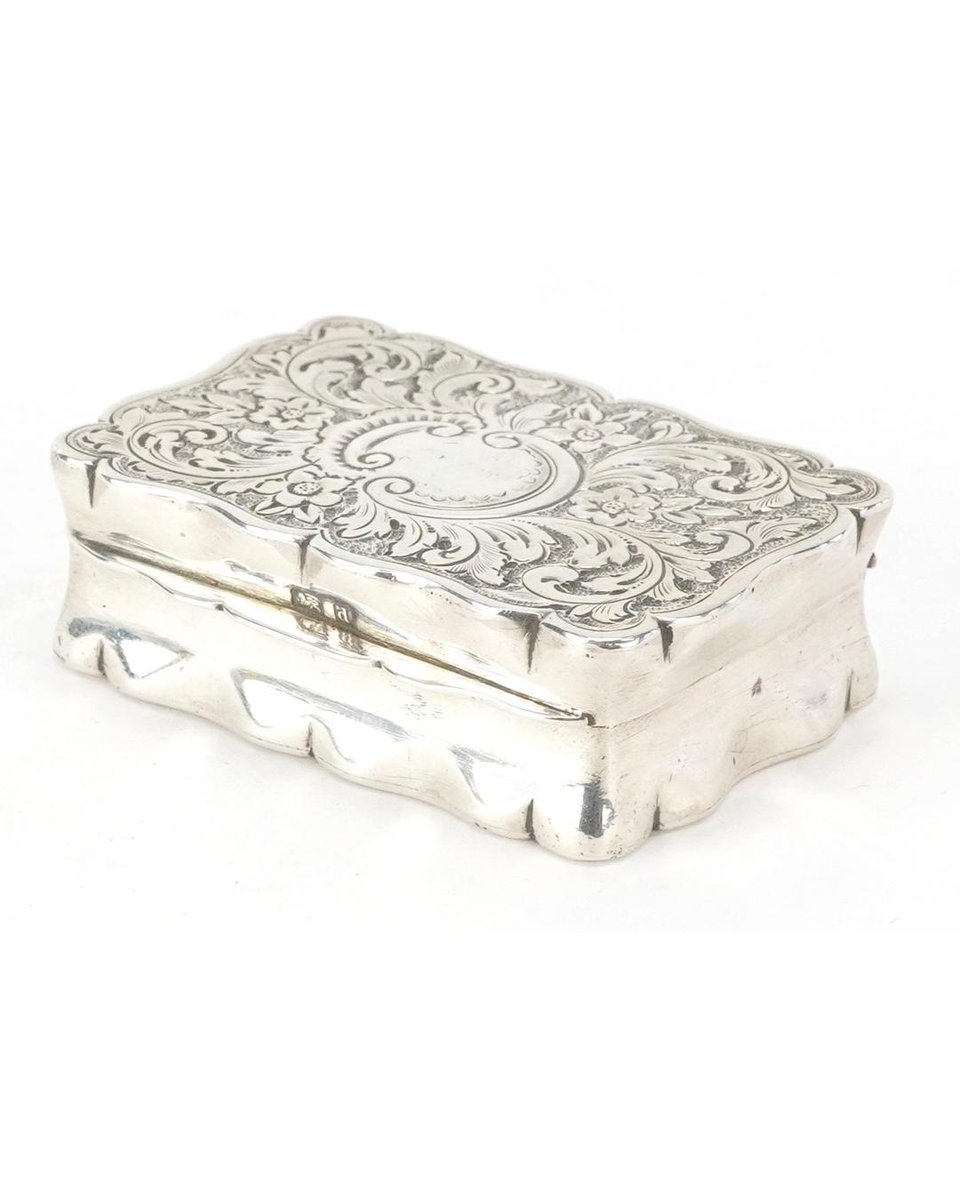 eastbourneauct's tweet image. Mark your calendar for the Antiques, Collectables, and Jewellery Sale on 10th Dec at 930am!

Lot No 33 is Thomas Woolley, an Edwardian silver snuff box, Birmingham 1903.

Here’s our sale catalogue: tinyurl.com/EBChristmas2025

#eastbourneauctions #thomaswoolley #silversnuffbox