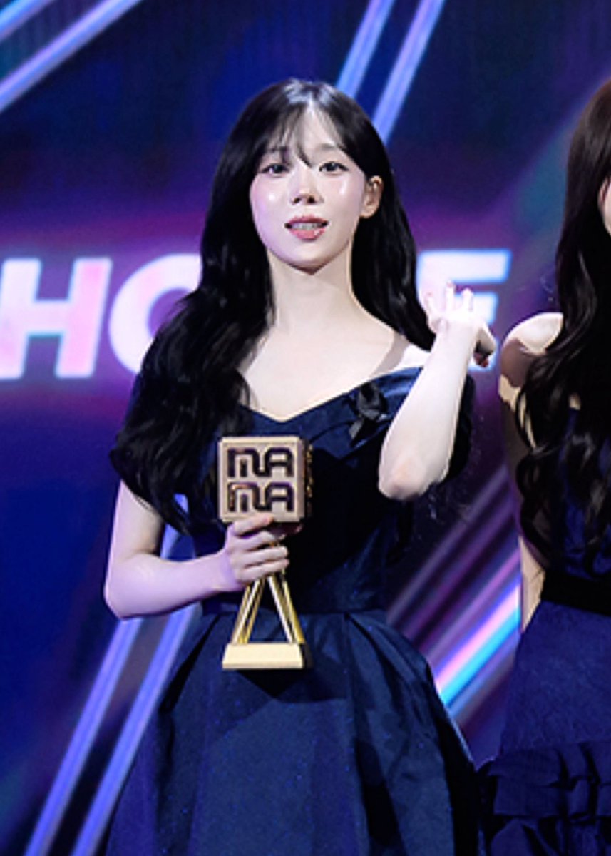 จังหวะสะบัดปลายผมคือนางเอกมาก ทรง MC งานประกาศรางวัลสุดๆ นักแสดงก็เลิศ ชีสวยเอาอยู่ ✨