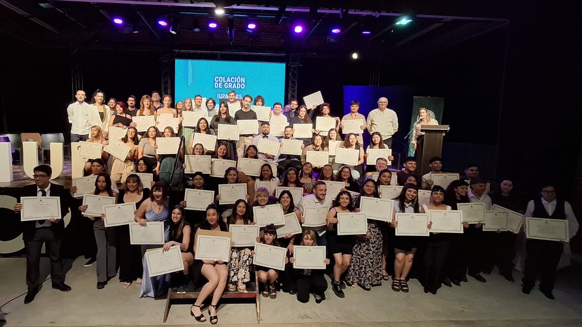 ¡Más de 80 flamantes graduados y graduadas recibieron hoy sus diplomas! Un gran logro de la universidad pública de la provincia de RN. Y vamos por más formación universitaria en artes.
#GraduadosIUPA #iupa #arte