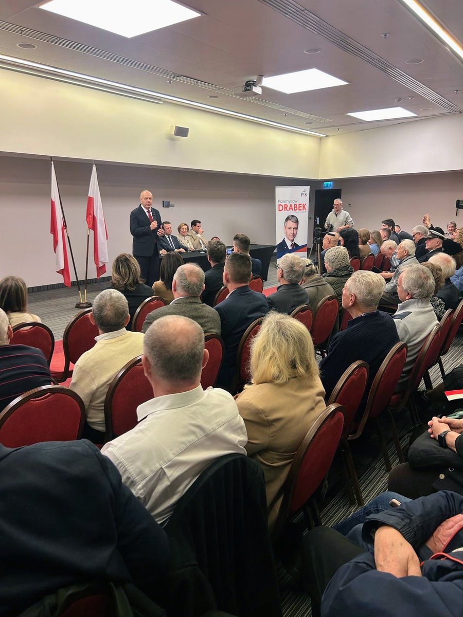 SasinJacek's tweet image. Trwa spotkanie w Bielsku-Białej — ogromna energia i świetne rozmowy z Polakami o programie, który ma poprowadzić nas do zwycięstwa.
Razem z @j_wisniewska , @mblaszczak, @TABochenski i @DrabekBB słuchamy waszych głosów i potrzeb — to one budują naszą siłę.

Idziemy po zwycięstwo.…