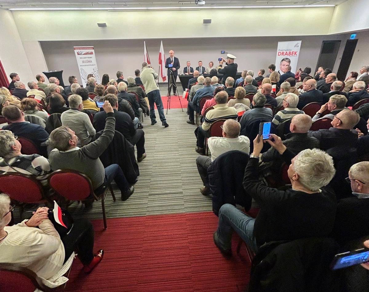 SasinJacek's tweet image. Trwa spotkanie w Bielsku-Białej — ogromna energia i świetne rozmowy z Polakami o programie, który ma poprowadzić nas do zwycięstwa.
Razem z @j_wisniewska , @mblaszczak, @TABochenski i @DrabekBB słuchamy waszych głosów i potrzeb — to one budują naszą siłę.

Idziemy po zwycięstwo.…