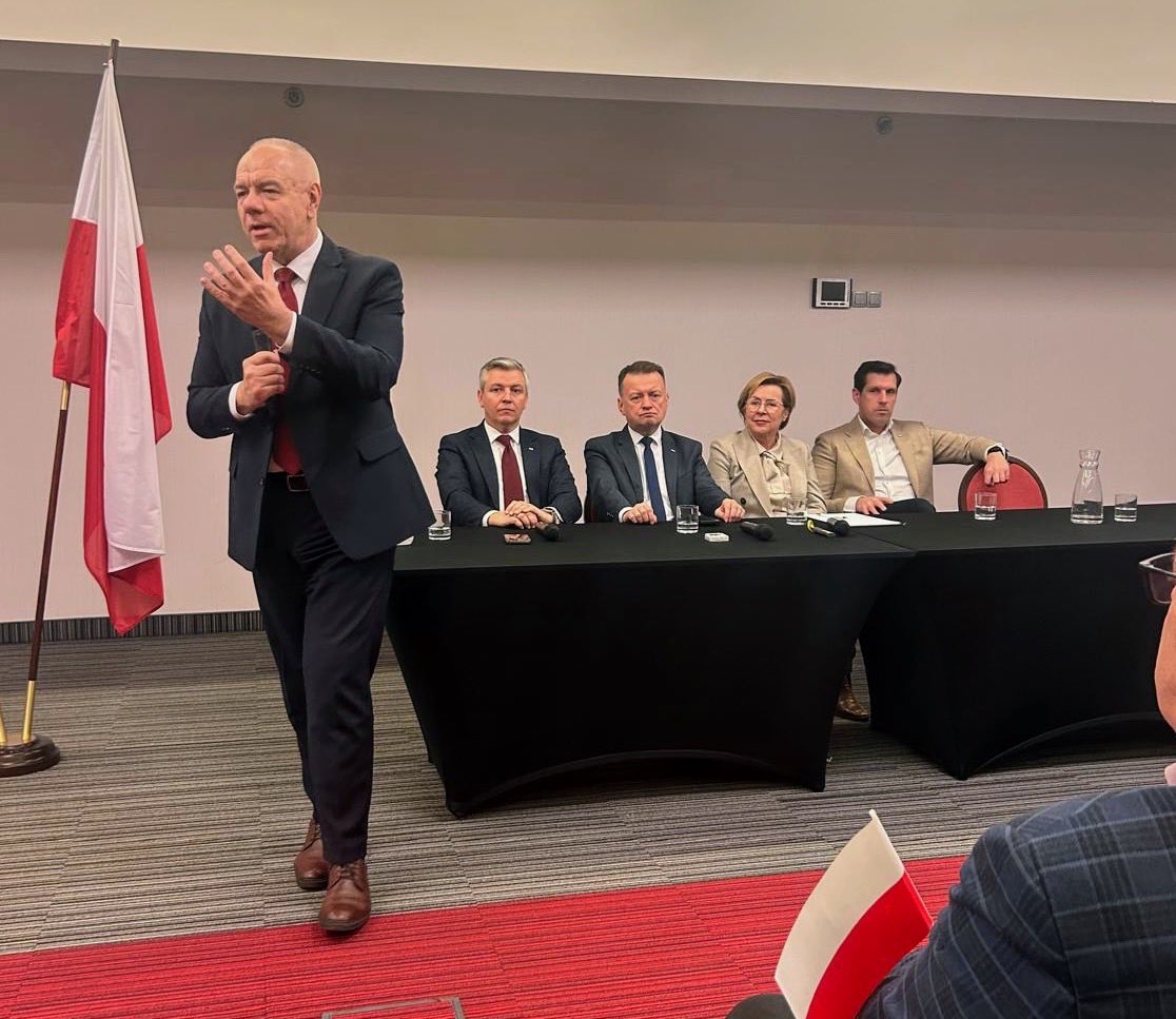 SasinJacek's tweet image. Trwa spotkanie w Bielsku-Białej — ogromna energia i świetne rozmowy z Polakami o programie, który ma poprowadzić nas do zwycięstwa.
Razem z @j_wisniewska , @mblaszczak, @TABochenski i @DrabekBB słuchamy waszych głosów i potrzeb — to one budują naszą siłę.

Idziemy po zwycięstwo.…