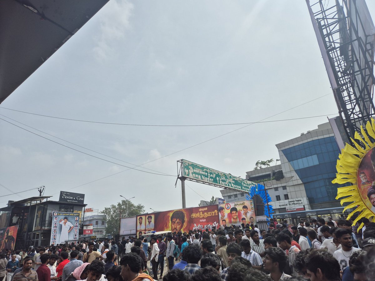 j_surviva's tweet image. @RohiniSilverScr 12:20PM show Today 🔥💯✨️✨️🔥💯🙏🎊🧨💥🥳

Loyal FanBase For a Reason 🥳💯 Celebration at Peak💥🧨🎊🔥😂😂🤣🙃... Thank You @priyanaair for releasing our All time Favourite #Attagasam 😍  @Akracingoffl @SureshChandraa 

#Ajithkumar #AK64