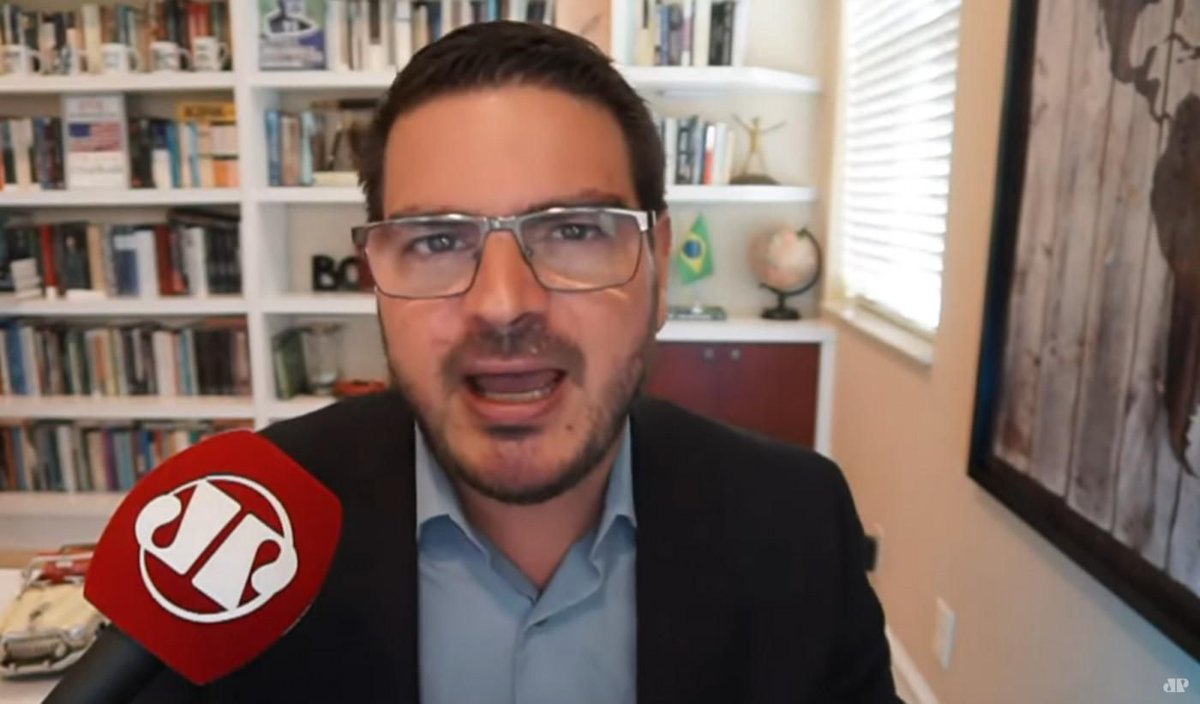 📢  A Justiça de São Paulo condenou a Jovem Pan a pagar R$ 1,5 milhão por desinformação durante as eleições de 2022.

Para a juíza da 6ª Vara Cível Federal de SP, a emissora se tornou uma porta-voz da desinformação das redes e atuou para tentar reverter o resultado das eleições,
