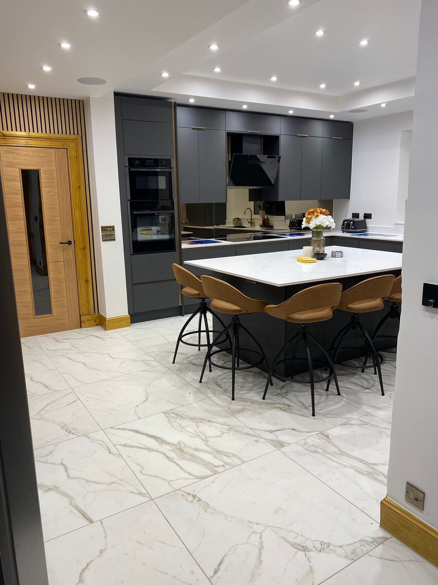 glasgowjoinery's tweet photo. Another one done everything from start to finish kitchen fitted, electrics, plumbing, plastering, under floor heating with 1m x1m tiles and quarts worktops and with a mirror splash back  to finish it off 👌. Another absolutely delighted customer 😁 https://t.co/NaGhSTkLfP
