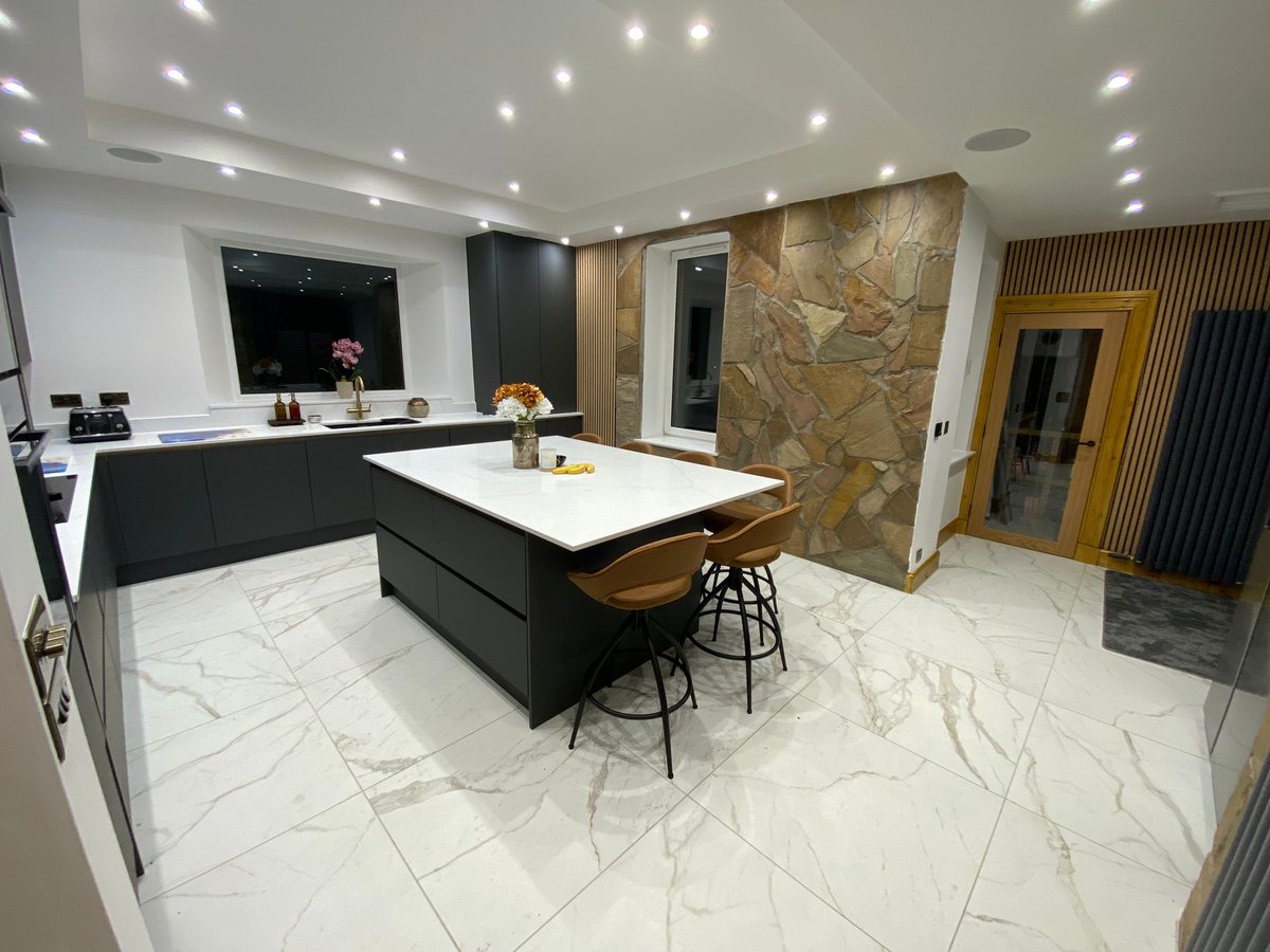 glasgowjoinery's tweet photo. Another one done everything from start to finish kitchen fitted, electrics, plumbing, plastering, under floor heating with 1m x1m tiles and quarts worktops and with a mirror splash back  to finish it off 👌. Another absolutely delighted customer 😁 https://t.co/NaGhSTkLfP