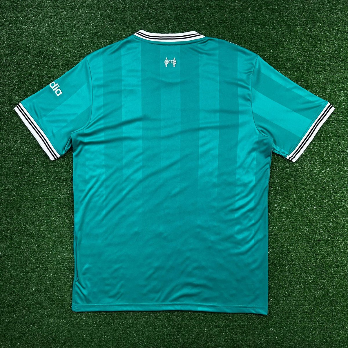 lojaelhsports's tweet image. 🔴⚪ Camisa III Liverpool 25/26

A nova camisa 3 do Liverpool 25/26 chega com um verde vibrante que chama atenção demais! 
Design moderno e aquele estilo que só os Reds têm.

Link nos comentários 
#Liverpool2526 #LiverpoolFC #ThirdKit #CamisaDeTime #ELHSports