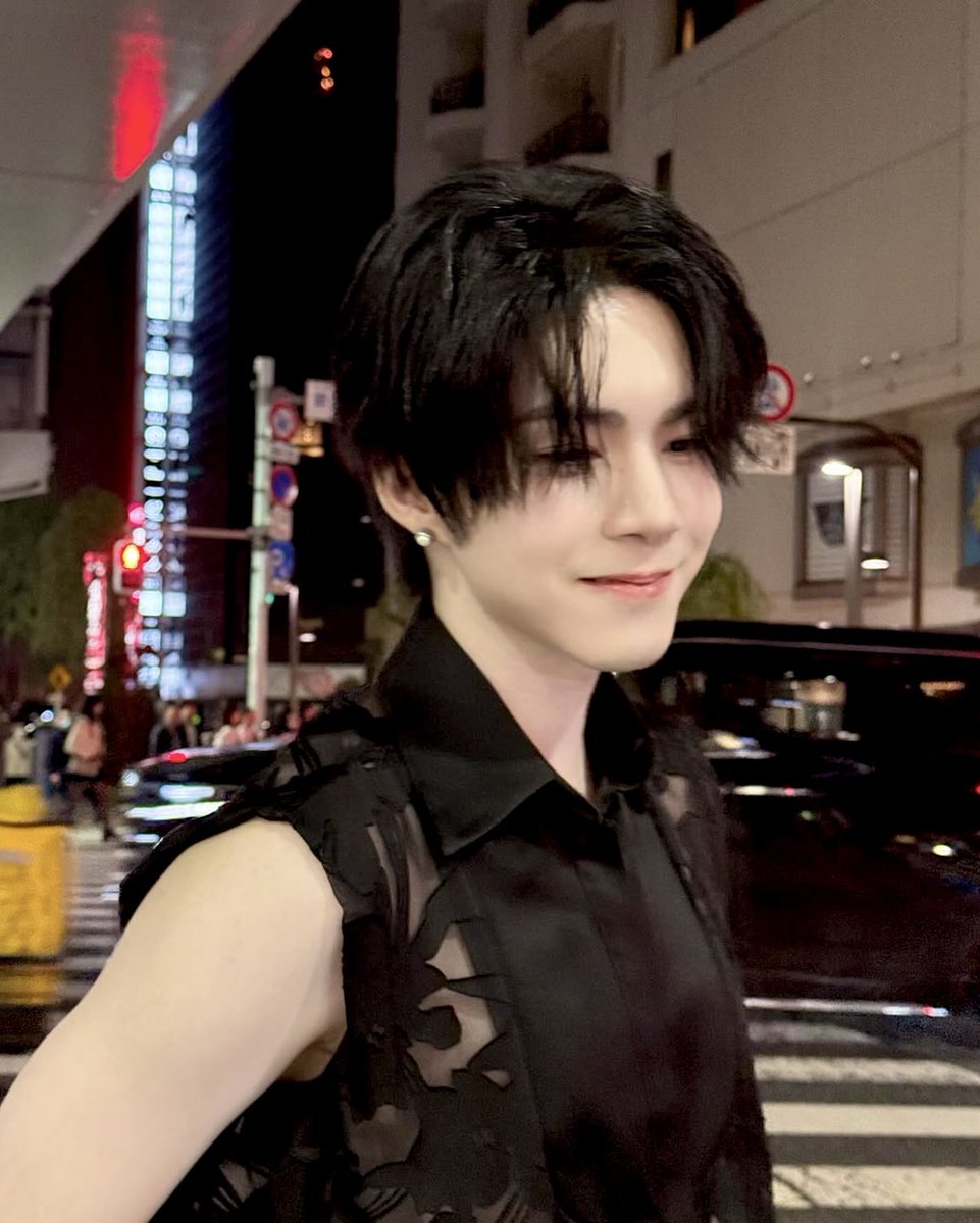 YmTaekook76898's tweet image. Let&apos;s not forget this... I love that he&apos;s straightforward in his actions and his admiration, he doesn&apos;t try to hide anything🤏🏼

#netsiraphop #netjj #jj_rcp