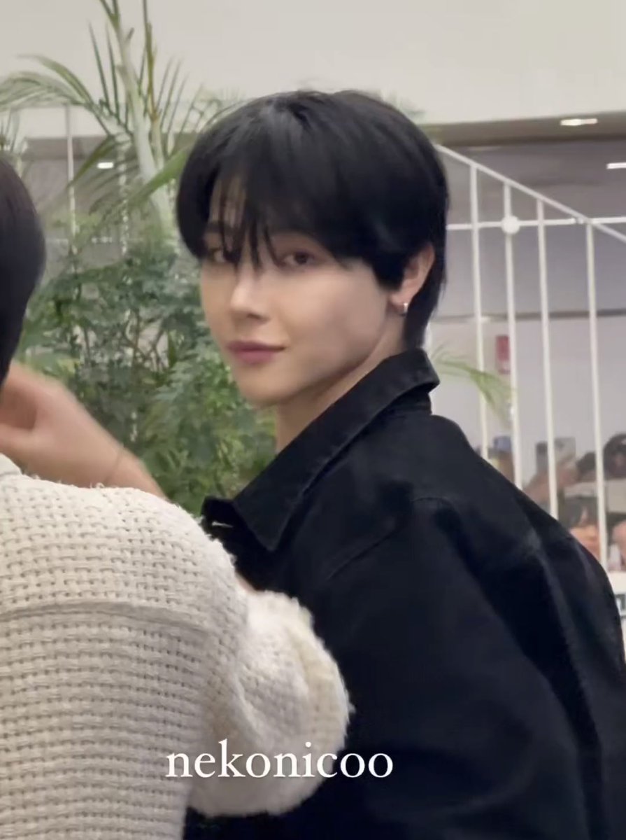 xiangxiangbar's tweet image. 냉미남인 남자가 휀걸보면
저렇게 승무원미소짓는데 그게 너무 조음..
니코 팬싸영상같은거보면 항상 저렇게 웃고있음