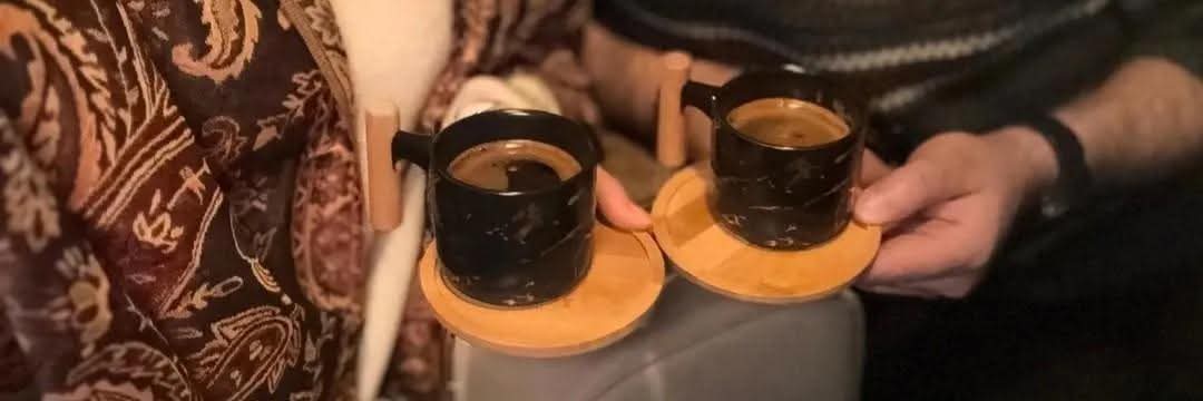 احيانًا لا تريد أن  تعرف شيء ! ولكن  
سبحان الله تجيك الأجوبة بدون 
مجهود وسعي.
#أمسية_دافئة  ☕🥶