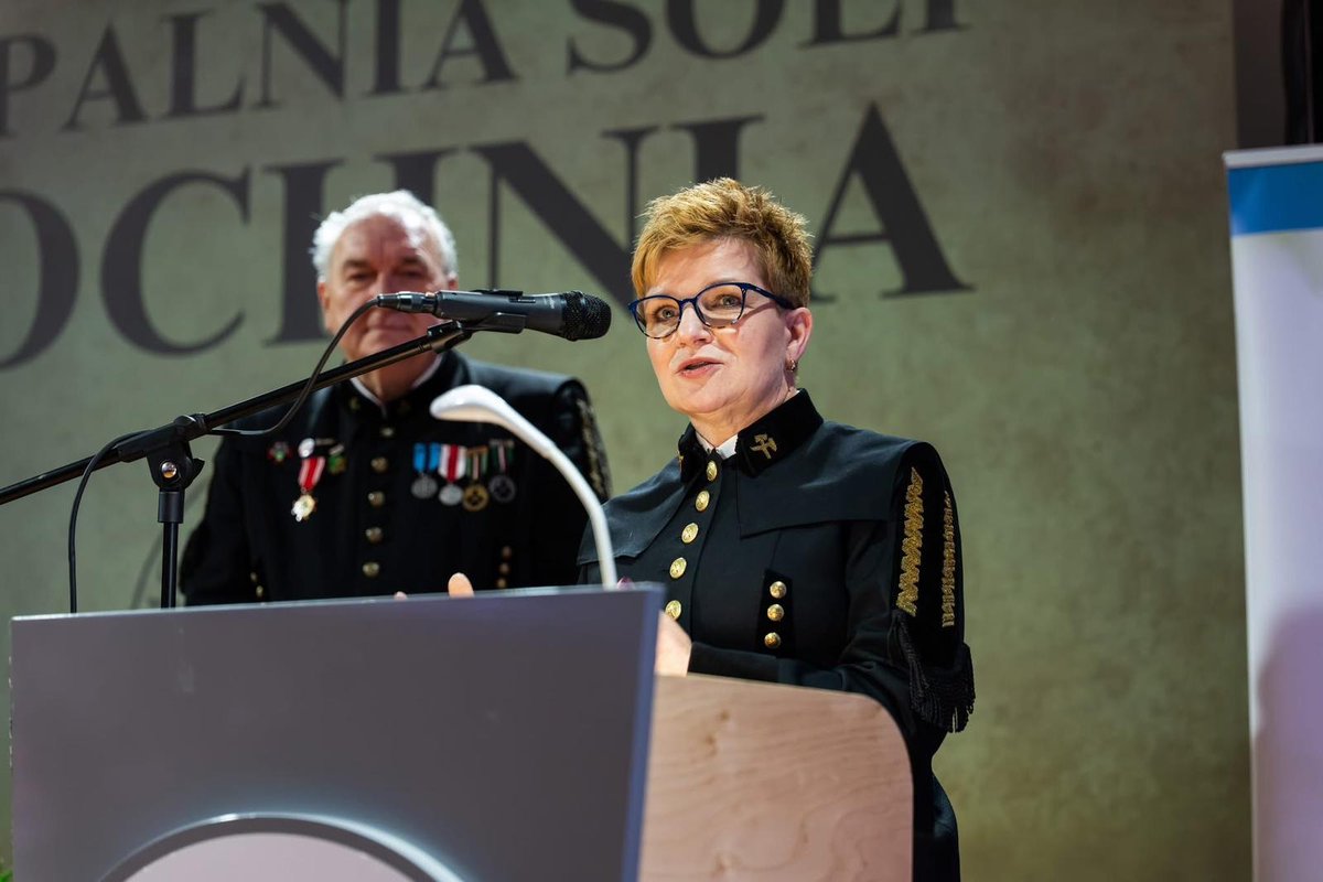 ⛏️ Barbórka w Kopalni Soli w Bochni

Zbliża się 4 grudnia – wspomnienie św. Barbary, patronki górników. Wczoraj w Kopalni Soli w Bochni odbyły się uroczystości barbórkowe. W wydarzeniu wzięła udział I wicewojewoda małopolska #ElżbietaAchinger.

Więcej➡️ malopolska.uw.gov.pl/PressArticlePa…