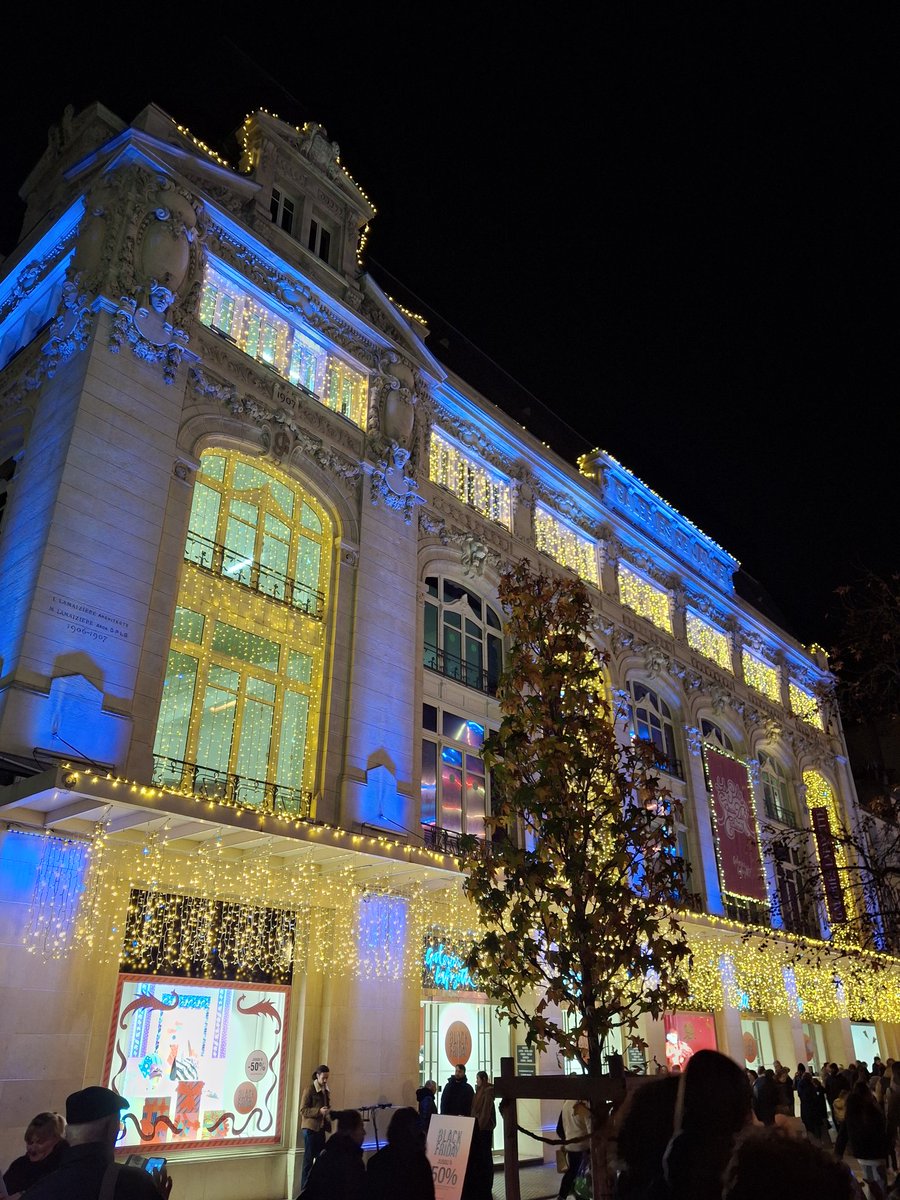 Une fête populaire pour tous les Clermontois et Clermontoises !🎄 🎡💈🎠
<a href="/ClermontFd/">Clermont-Ferrand</a>