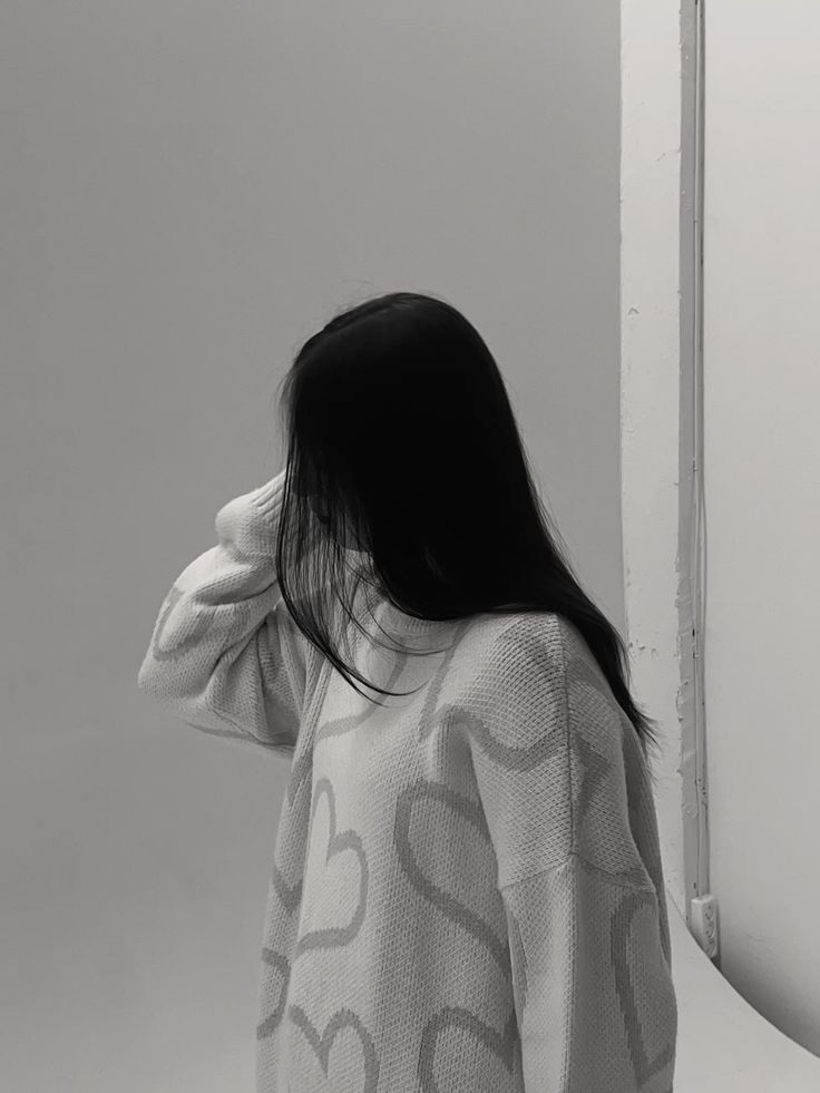 أنا لست بخير
هناك ضيق بصدري ودمع يقف على أطراف عيني حتى قلبي يؤلمني جداً ..
#dodo