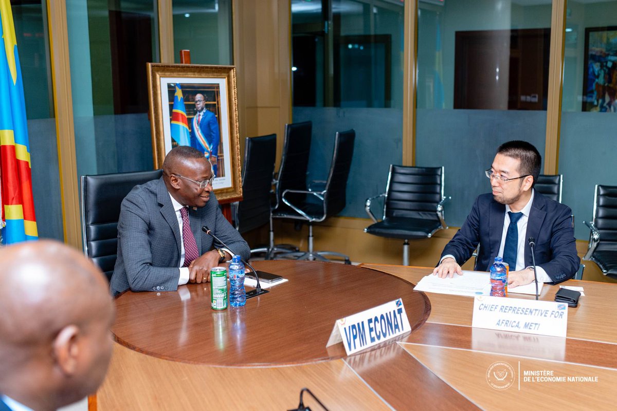 michombero's tweet image. #RDC 🇨🇩: Le VPM, Ministre de l’Économie nationale, @DMukokoSamba, a reçu ce 28 novembre une délégation d’entreprises japonaises (@nippon_steel_, Mitsui OSK Lines, @jogmec_jp, @OC_Global) venue présenter un plan directeur pour la chaîne d’approvisionnement en minéraux critiques…