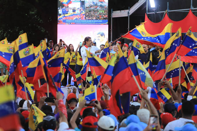 ZamoraMatea13's tweet image. Bolivarianos, chavistas y antiimperialistas seguimos en defensa de la Patria 🇻🇪 ✊🏻 

No somos colonia de nadie, soberanos, libres y en pie de lucha. 

#AVenezuelaNoLaTocaNadie