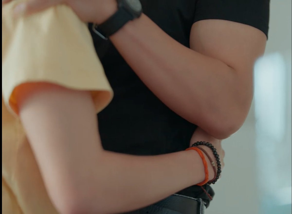 PoohPavel_88's tweet image. Thup holding Singha’s hand and bringing it to his waist.. A subtle move full of trust and closeness..🫣🤭

#PoohPavel
#ThupSingha
#สิงสาลาตาย
#GoddessBlessYouFromDeath