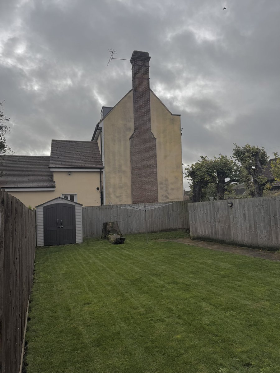 DH_Maintenance's tweet image. Then got the #communal #lawn topped &amp;amp; #cleared #leaves it’s doing well 👍